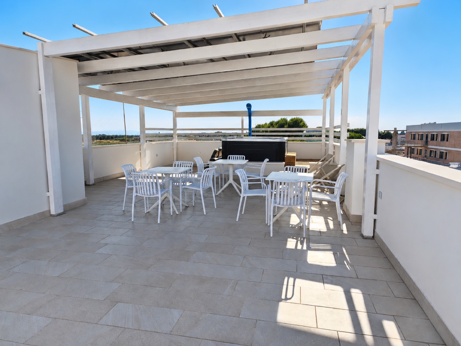Terrazzo panoramico con pergolato del B&B I Colori del Borgo